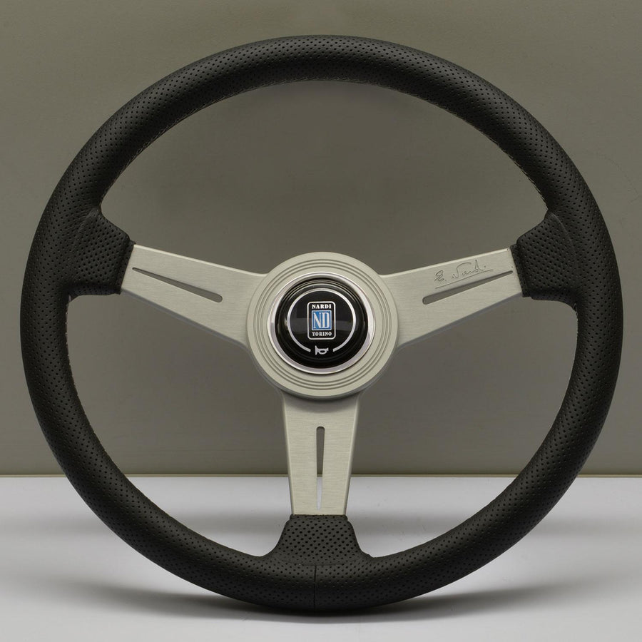 Nardi Classic ND34 Ratti, Musta Rei'itetty Nahka, Satiini Puolat, Harmaa Tikkaus, 40 mm Syvyys