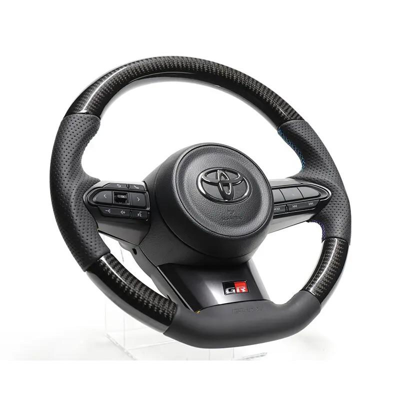 GReddy Musta Hiilikuituratti Kolmivärisillä Tikkauksilla Toyota Yaris GR GXPA16
