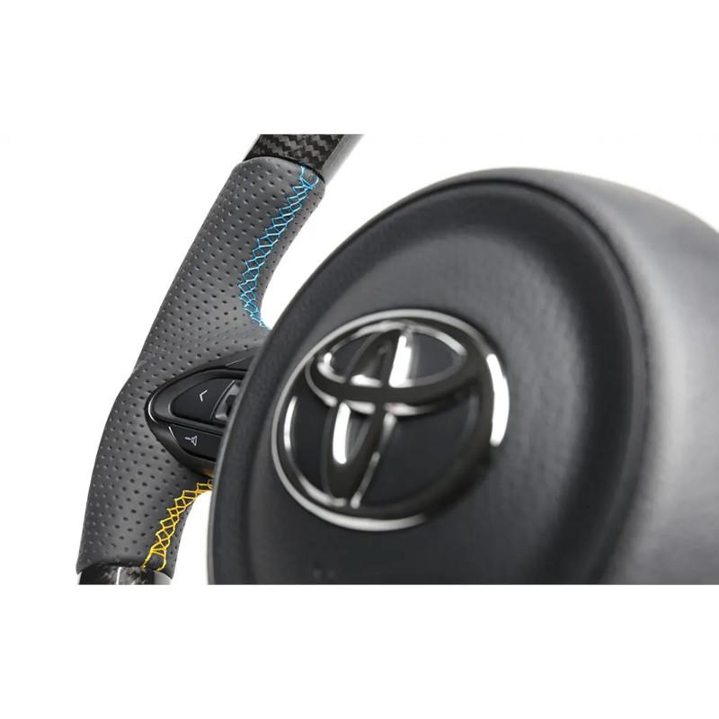 GReddy Musta Hiilikuituratti Kolmivärisillä Tikkauksilla Toyota Yaris GR GXPA16