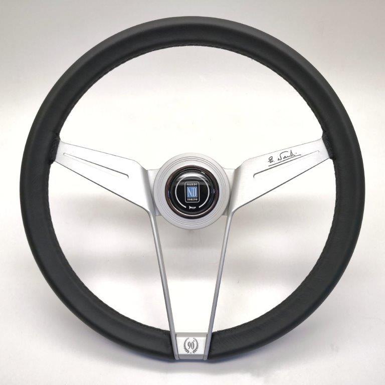 Nardi Novantesimo 90-vuotisjuhla Ratti, Musta Nahka, Valkoiset Puolat, Ø35.5 cm, Valkoinen Keskirengas