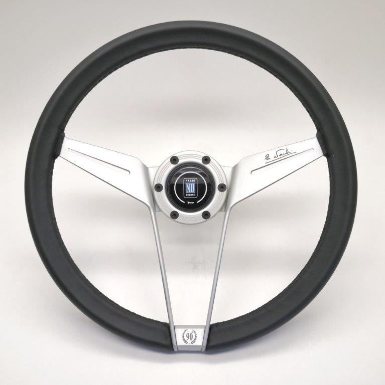 Nardi Novantesimo 90-vuotisjuhla Ratti, Musta Nahka, Valkoiset Puolat, Ø35.5 cm, Valkoinen Keskirengas Ruuvit Näkyvissä