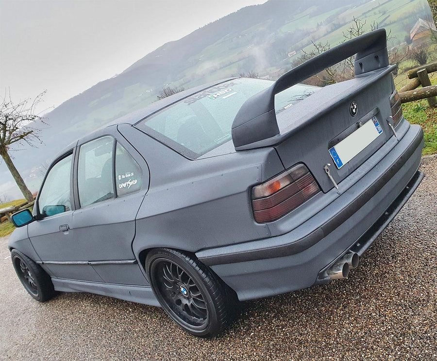 "Felony-tyylinen" leveä korisarja BMW E36 Sedanille