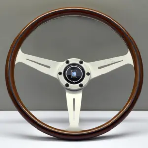 0eeea507a2a298b436c4b15d1c9e423a.jpg Nardi Classic ND36 Ratti, Puu, Himmeät Puolat, 40 mm Syvyys (Ruuvit Näkyvissä)