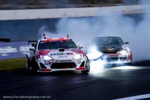 formula-drift-asia-final-four-battle-fredric-aasbo-and-josh-boettcher-turn-2-entry-front-three-quarter-pan-24-large.jpg Punainen "FD" LED Jarruvalonauha
